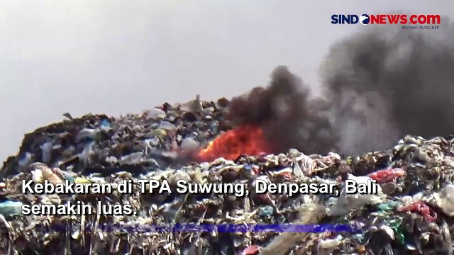 Helikopter Water Bombing Dikerahkan untuk Padamkan Kebakaran TPA Suwung Denpasar