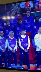 下载视频: Un joueur de l'équipe de france rigole lors de la minute de silence avant Pays-Bas - France