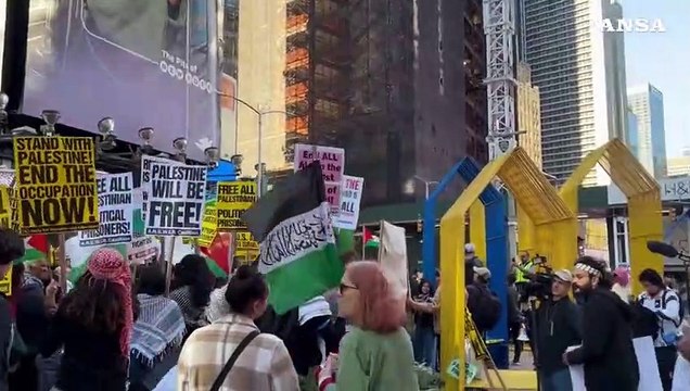 New York, a Times Square manifestanti filo Palestina e pro Israele