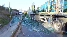 Sancaktepe'de tırdan yola düşen camlar trafiği aksattı