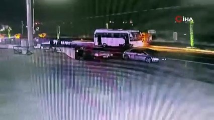 İzmir'de işçi servisleri ile otomobilin karıştığı kaza kamerada: 6 yaralı