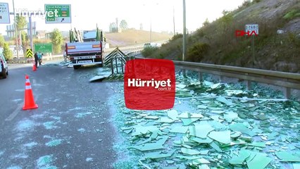 Video herunterladen: Sancaktepe'de tırın kasasındaki camlar yola savruldu