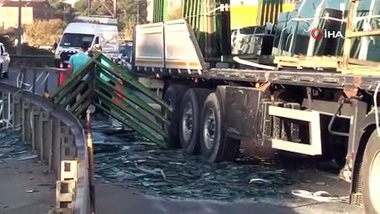 Virajı alamayan tırın üzerindeki camlar yola savruldu