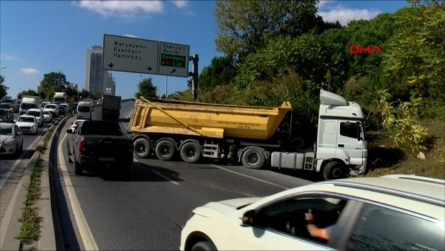 Hafriyat kamyonu karşı şeride geçerek otomobile çarptı
