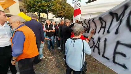 Merate, ''Salviamo l'ospedale'': trecento in piazza per il San Leopoldo Mandic