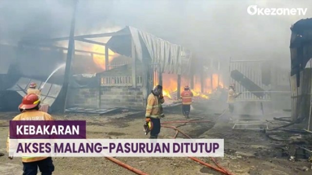 Gudang Barang Bekas Terbakar Hebat, Jalan Raya Malang-Pasuruan Ditutup Total