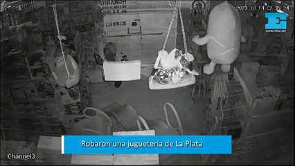 Madrugada de terror para una juguetería de La Plata: rompieron un vidrio a los mazazos, buscaron dinero y escaparon