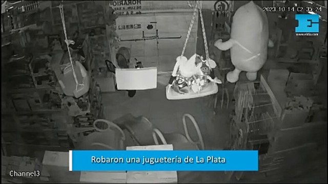 Madrugada de terror para una juguetería de La Plata: rompieron un vidrio a los mazazos, buscaron dinero y escaparon