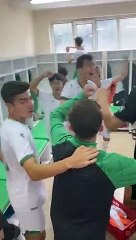 Bursaspor'un gençleri liderliğe yükseldi! Galibiyeti böyle kutladılar