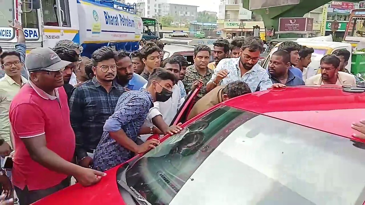 சாரி பாஸ் கொஞ்சம் போதை அதிகமாயிடுச்சி; சொகுசு காரை நடுரோட்டில் பார்க் செய்து உறங்கிய குடிமகன்