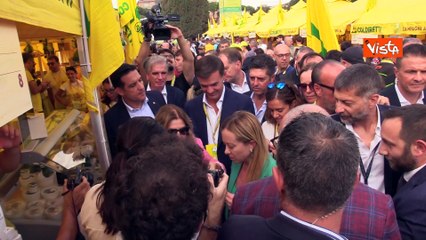 Salumi, biscotti e sapone al latte d'asina, assaggi e doni per Giorgia Meloni a Villaggio Coldiretti