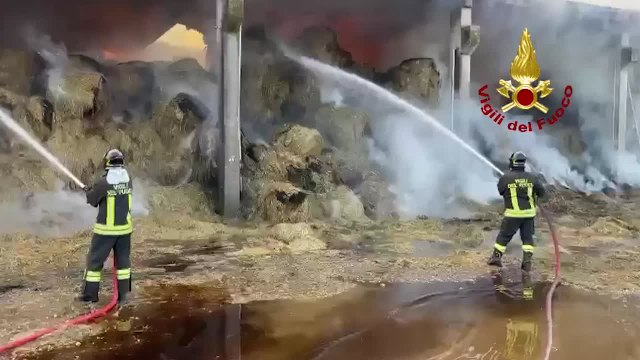 Incendio nel Milanese, in fiamme un casolare a Robecco sul Naviglio