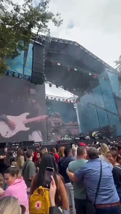 JUANES junto a Carlos Vives en la Puerta de Alcalá