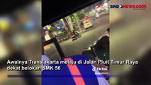 Heboh, Mini Cooper dan Bus Transjakarta Senggolan di Penjaringan Berujung Damai