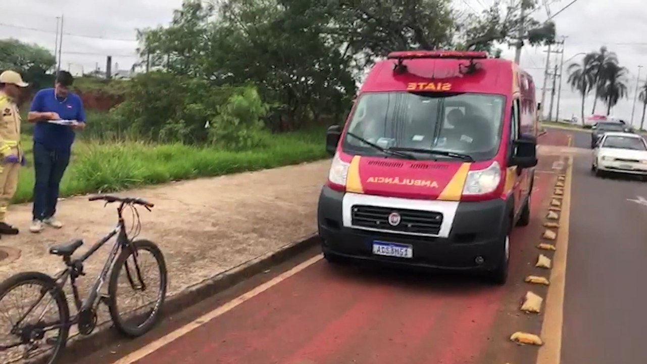 Ciclista fica ferido ao sofrer queda na Avenida Tito Muffato