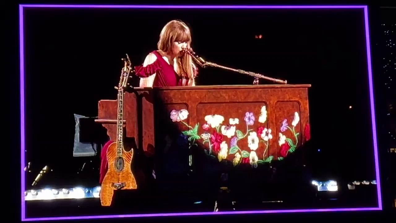 Taylor swift acoustic performs live Maroon