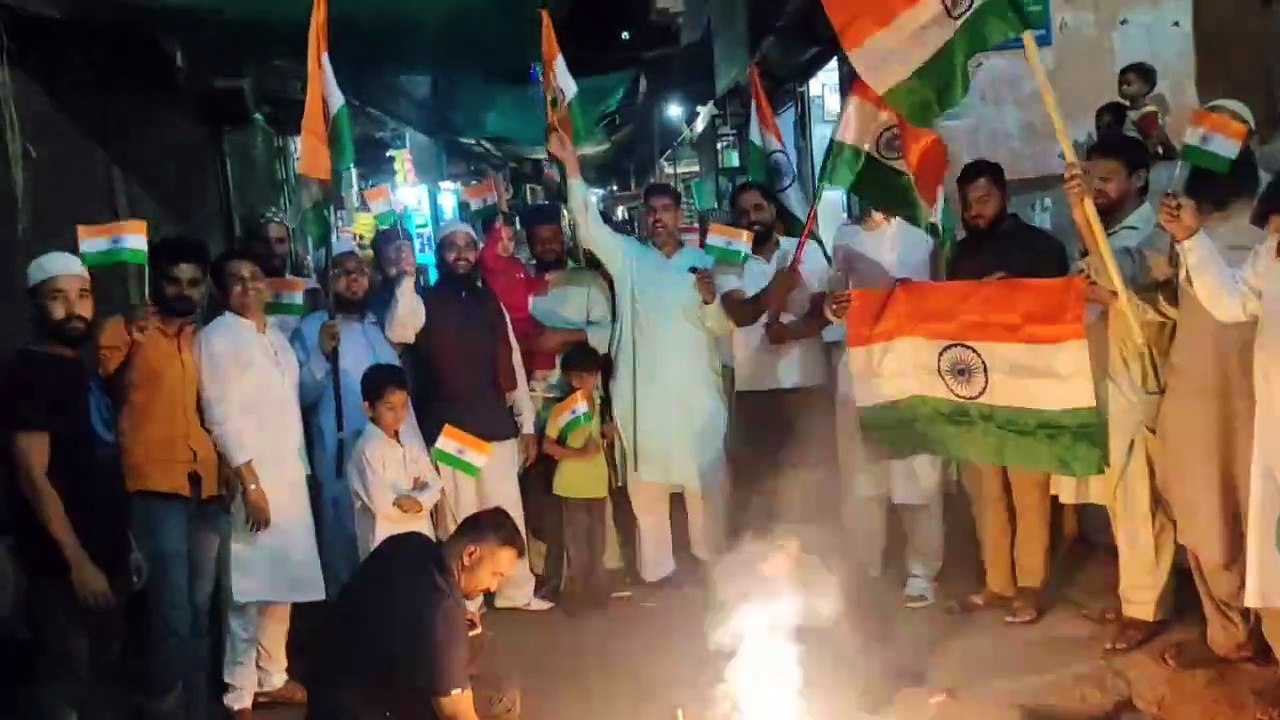 टीम इंडिया की जीत पर आतिशबाजी, लोगों ने लगाए नारे....