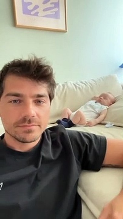 Lourenço Ortigão mostra filho a dormir like a boss.