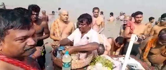 Mahalaya : कोलकाता में गंगा घाट पर किया तर्पण