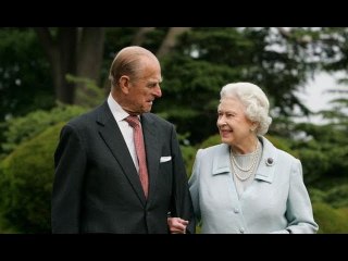 Tải video: ‘Incredibly unusual’ Queen pays touching tribute to beloved Philip with decorative brooch