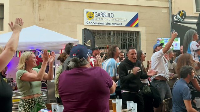 La joie des supporters argentins après la victoire de leur équipe contre le Pays de Galles