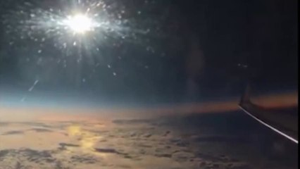 La vista del eclipse parcial desde un avión
