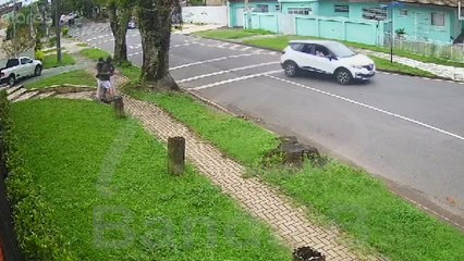 Câmera flagra bandido roubando celular antes de ser preso no Água Verde