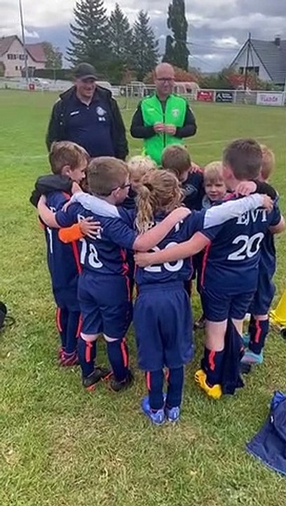Plateau EJVT u7 au stade du vignoble  , des enfants heureux .