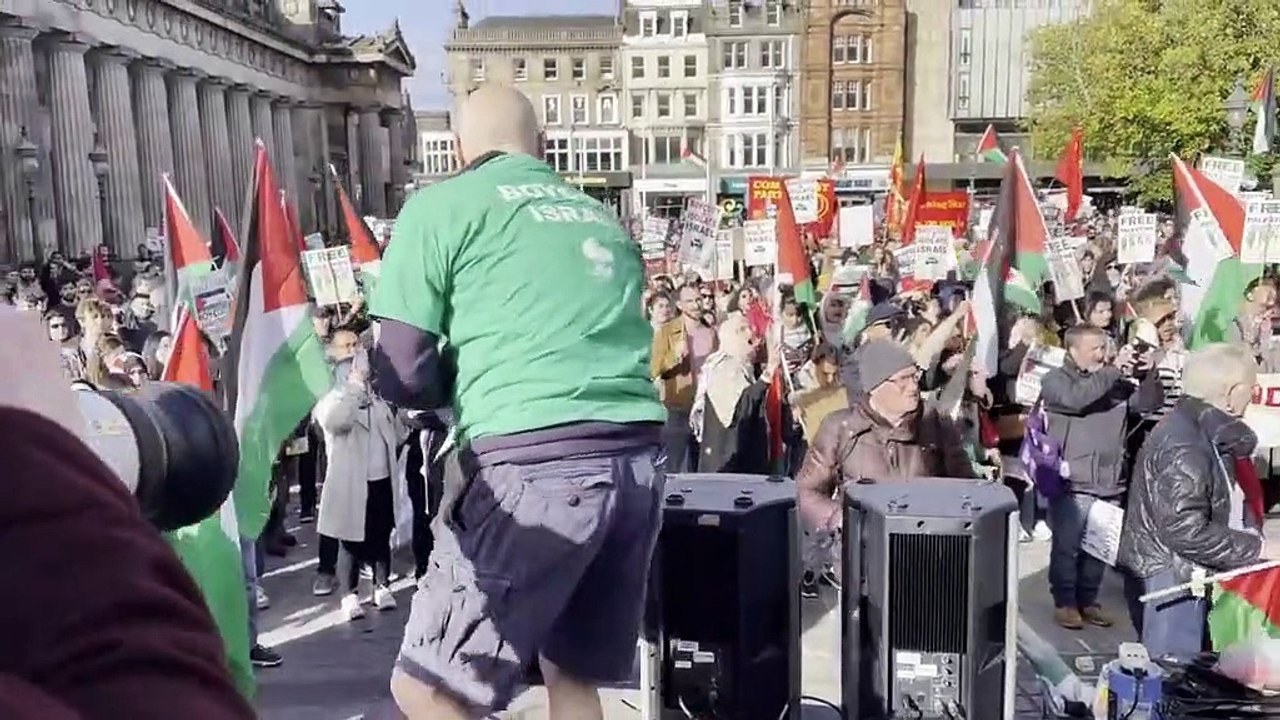 woman draped in Palestine flag tells Israel supporter 'Don't forget where the Jews were in 1940'