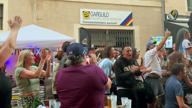 La joie des supporters argentins après la victoire de leur équipe contre le Pays de Galles