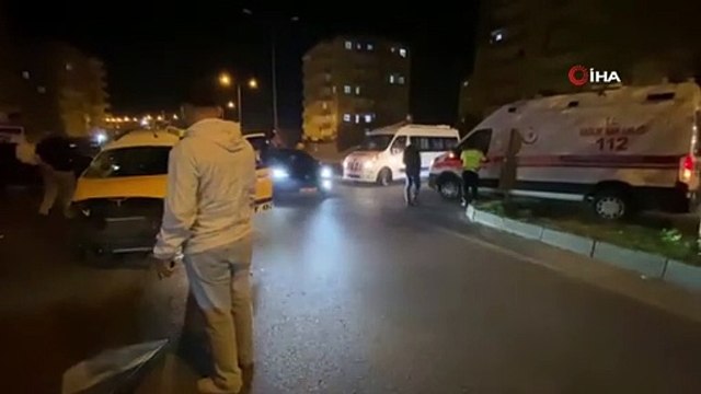 Diyarbakır'da hafif ticari araç ile ticari araç çarpıştı, 1 kişi yaralandı