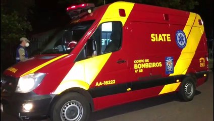 Homem cai de moto ao desviar de cachorro na Rua Presidente Bernardes no Canadá