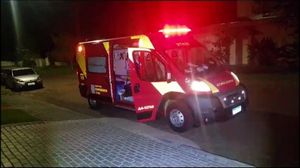 Mulher sofre corte no pé após vidro de box estourar