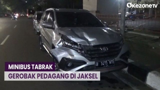 Minibus Tabrak 3 Gerobak Pedagang di Jaksel Nyaris Diamuk Massa