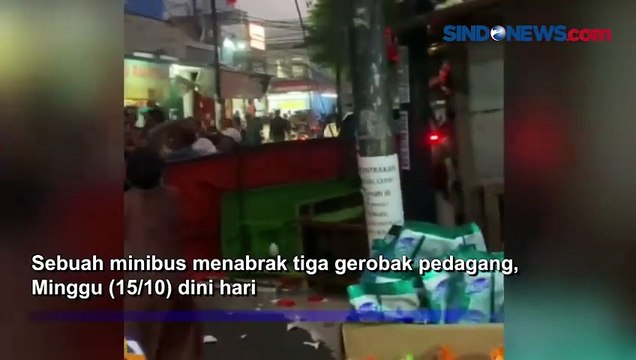 Nyaris Diamuk Massa, Minibus Tabrak 3 Gerobak Pedagang di Jaksel