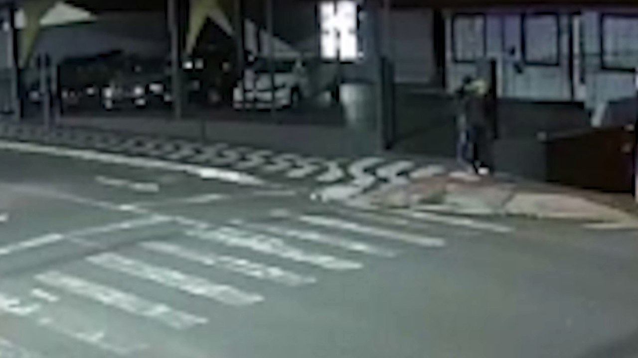 Câmera registra furto de quatro carros de loja...