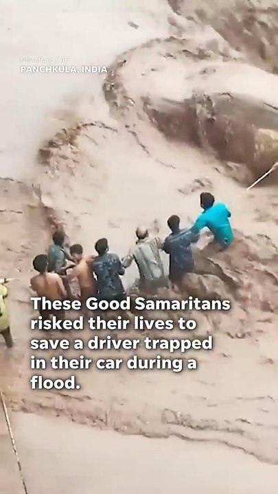 Good Samaritans rescue driver trapped in car during flood #Shorts
