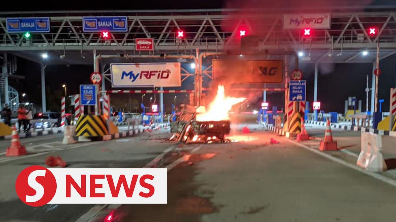 Driver killed after car rams into toll booth near Lekir