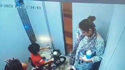 गाजियाबाद: सोसाइटी की लिफ्ट में फंसे मां और बेटा, जानिए फिर क्या हुआ