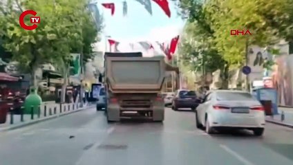 KADIKÖY'DE TRAFİK KURALLARINI İHLAL EDEN HARFİYAT KAMYONU ŞOFÖRÜNE CEZA