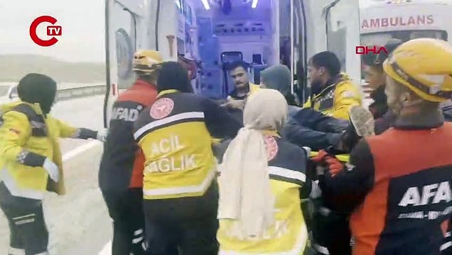 Sivas'ta yolcu otobüsü yan yattı... Ölü ve yaralılar var!