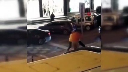 Bayrampaşa'da trafik nedeniyle çıkan kavga kameralara yansıdı
