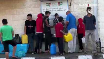 Gazze'de çeşmede sıra bekleyen çocuk: "Çok susadık"