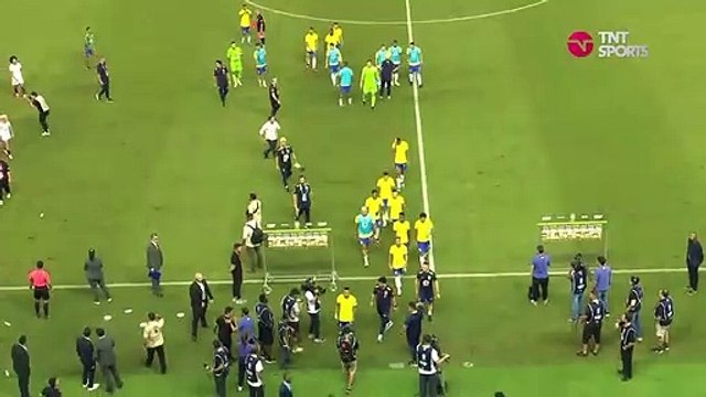 Neymar se reçoit un paquet de pop-corn sur la tête en rentrant dans le vestiaire