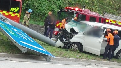 제천에서 승합차가 교통표지판 기둥 들이받아 4명 부상 / YTN