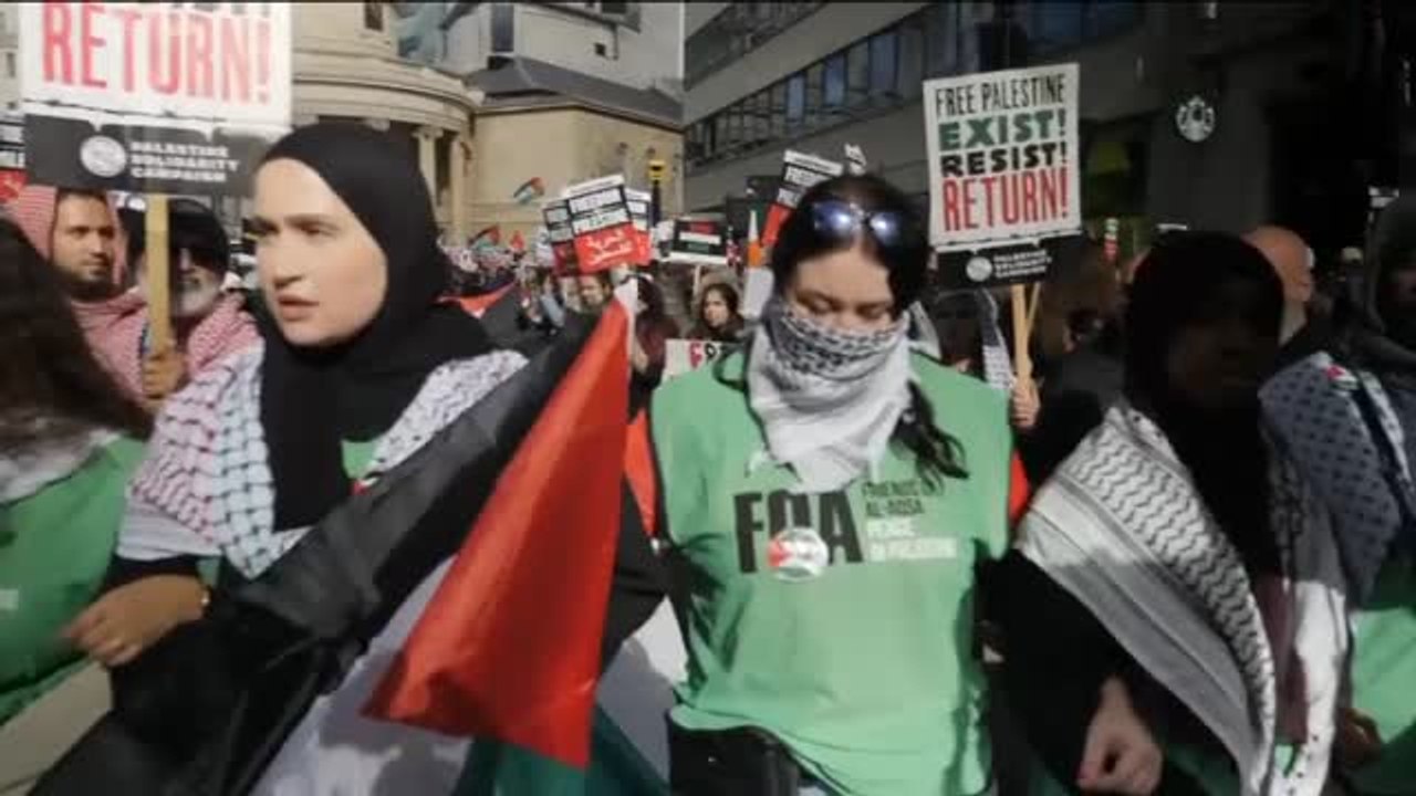 Miles de personas inundan el centro de Londres en apoyo al pueblo palestino