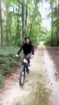 Une manière d'officialiser encore un peu plus leur relationMarine Lorphelin et son nouveau chéri à un match du rugby le 14 octobre 2023.