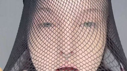 Gifted makeup artist rings in Halloween month with a STRIKING 'Siren' look