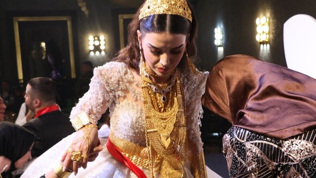 O kadar çok altın takıldı ki gelin hareket edemedi!