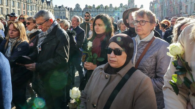 « Arras a été frappée » : émotion à Arras pour l’hommage à Dominique Bernard, le professeur assassiné